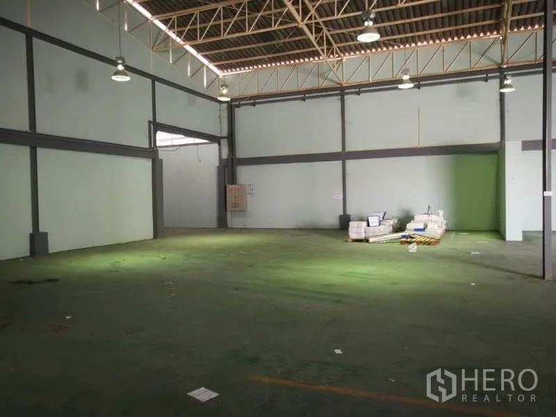 โรงงาน ขายในBang Lamung, Chon Buri - โซนทำงานกว้าง ผนังสูง ไฟแขวน และพื้นเรซินสีเขียว