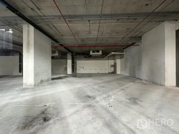 พื้นที่ขายปลีก ให้เช่า - พื้นที่ค้าปลีกสภาพเปล่า เพดานคอนกรีตเปลือย มีเสาและท่อดักท์ แปลนโล่งพร้อมตกแต่ง