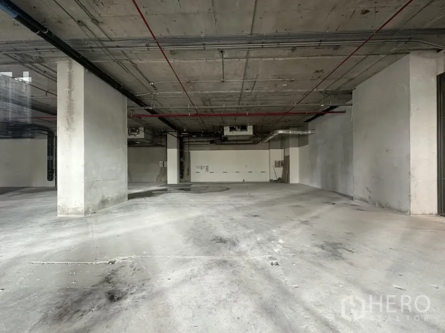 零售空间 出租 - 零售商铺毛坯室内，外露混凝土顶、立柱与风管，开放式平面可自行装修。