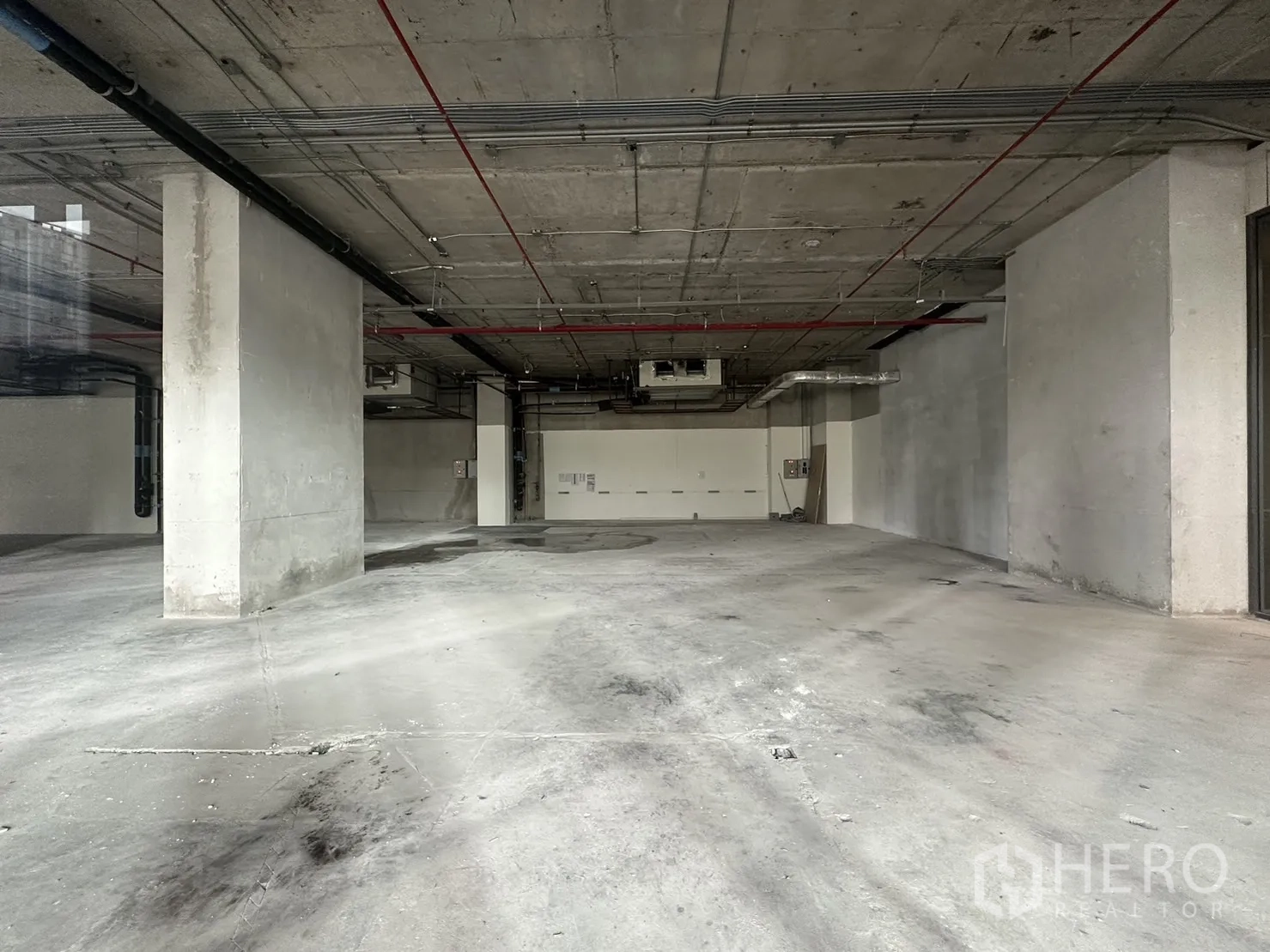 零售空间 出租 - 零售商铺毛坯室内，外露混凝土顶、立柱与风管，开放式平面可自行装修。