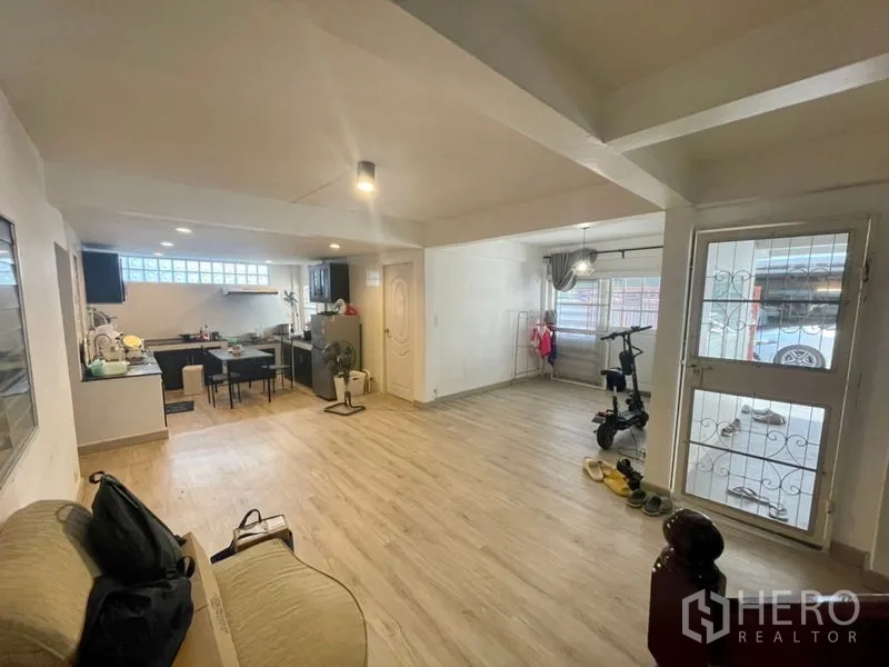 ทาวน์เฮาส์ ให้เช่าในDin Daeng, Bangkok - ห้องนั่งเล่นกว้างมองสู่ประตูหน้าบ้านและเหล็กดัด พร้อมโซนครัว