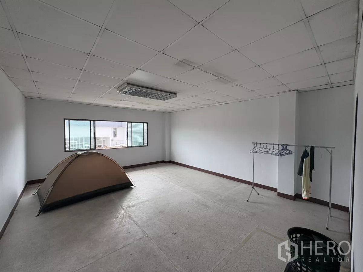 โรงงาน ให้เช่าในKhlong Toei, Bangkok - ห้องส่วนตัว เหมาะเป็นห้องประชุมหรือห้องหัวหน้างาน