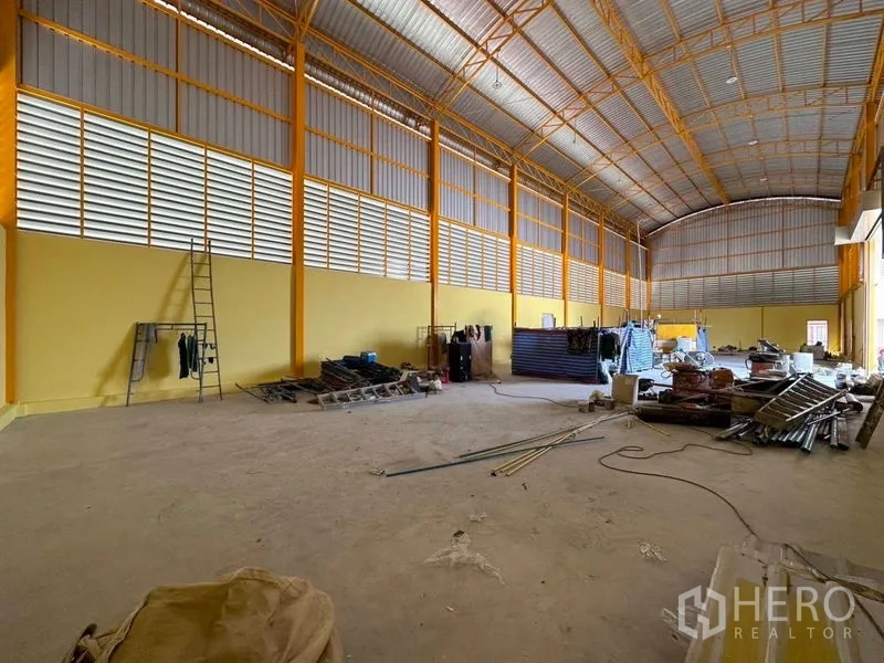 คลังสินค้า ให้เช่าในMueang Samut Prakan, Samut Prakan - พื้นที่เก็บของโล่งกว้าง ผนังสีเหลือง โครงสร้างเหล็ก