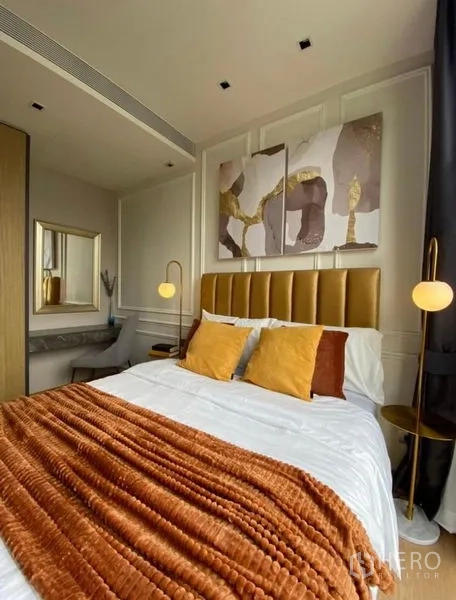 公寓 出租 - 卧室金色软包床、赤陶色毯，配内置书桌与衣柜。