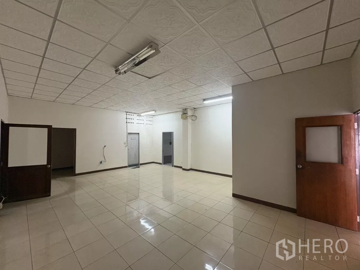 คลังสินค้า ให้เช่าในBang Phli, Samut Prakan - มุมมองอีกด้านของออฟฟิศสว่าง มีหลายประตูและไฟเพดาน