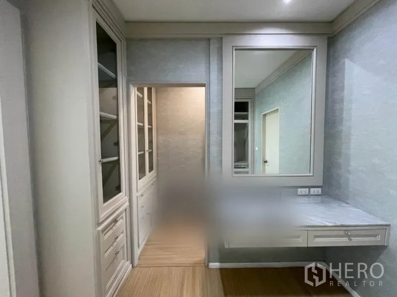 ทาวน์เฮาส์ ขายในSuan Luang, Bangkok - โซนแต่งตัวพร้อมโต๊ะเครื่องแป้ง กระจกบานใหญ่ และตู้เสื้อผ้าบานกระจก