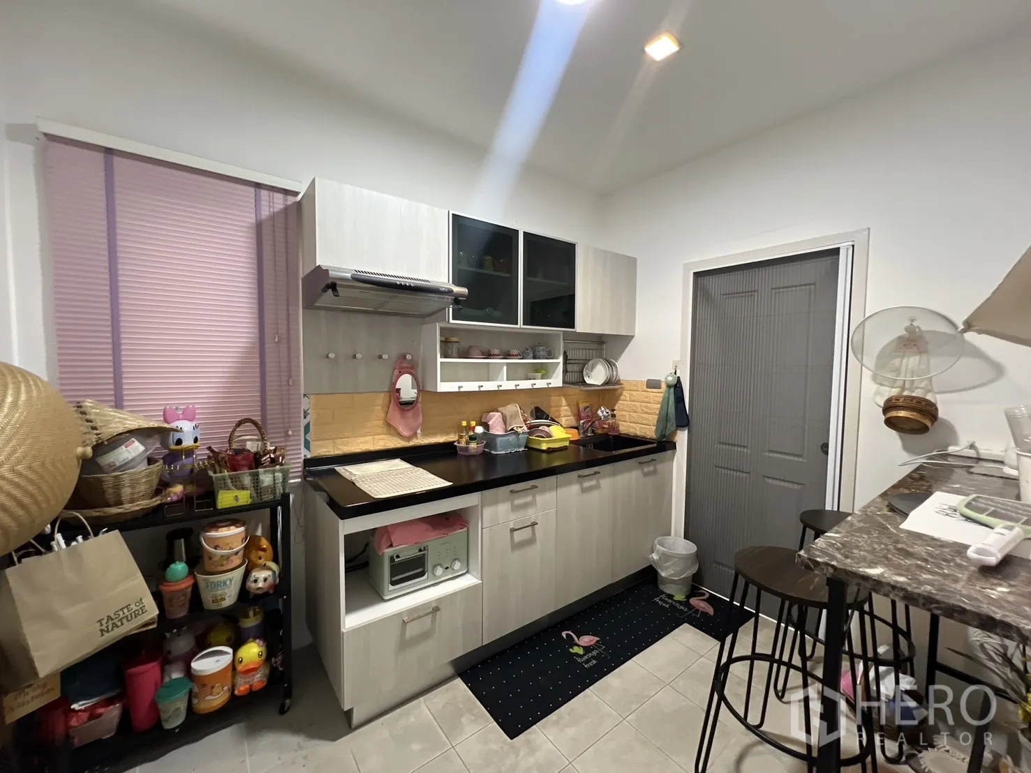 บ้าน ให้เช่าหรือขายในLat Krabang, Bangkok - ครัวอีกมุม มีเครื่องดูดควัน พื้นที่เก็บของและเตรียมอาหาร