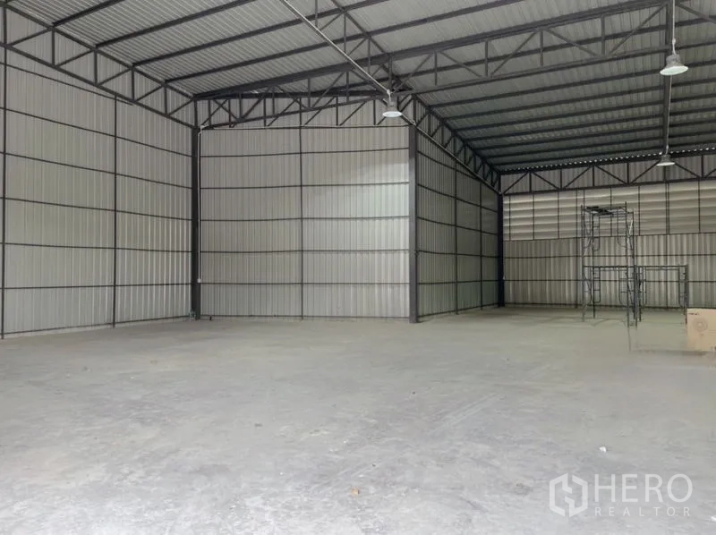 คลังสินค้า ให้เช่าในBang Na, Bangkok - ภายในโกดังเพดานสูง โครงเหล็ก ไฟส่องสว่าง และพื้นคอนกรีตเรียบ
