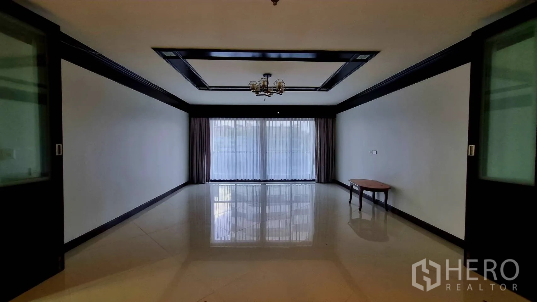 公寓 出租在Watthana, Bangkok - 多功能空房，吊灯与整面窗帘。