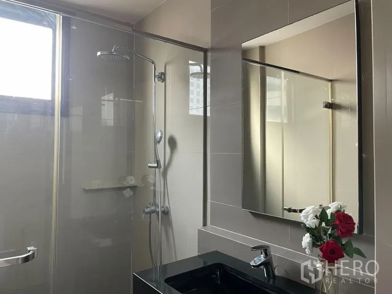 คอนโด ให้เช่าหรือขายในWatthana, Bangkok - ห้องน้ำร่วมสมัยพร้อมตู้กระจกอาบน้ำและกระจกเงาบานใหญ่