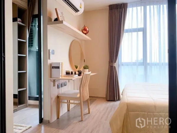 คอนโด ให้เช่าในWatthana, Bangkok - มุมทำงานในห้องนอน โต๊ะบิลท์อิน เก้าอี้ กระจกทรงกลม และตู้เก็บของข้างหน้าต่าง