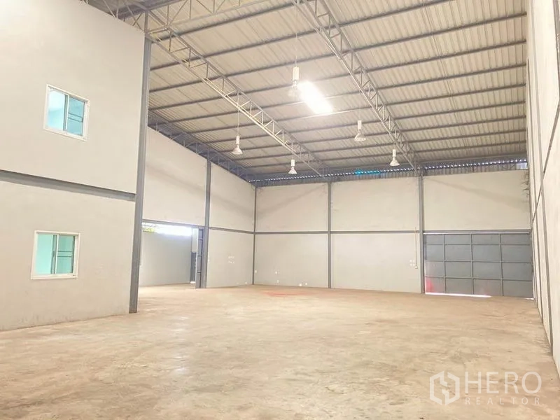 คลังสินค้า ให้เช่าในBang Phli, Samut Prakan - พื้นที่โกดังโล่ง เพดานสูงโครงเหล็ก ไฟส่องสว่าง และพื้นคอนกรีต