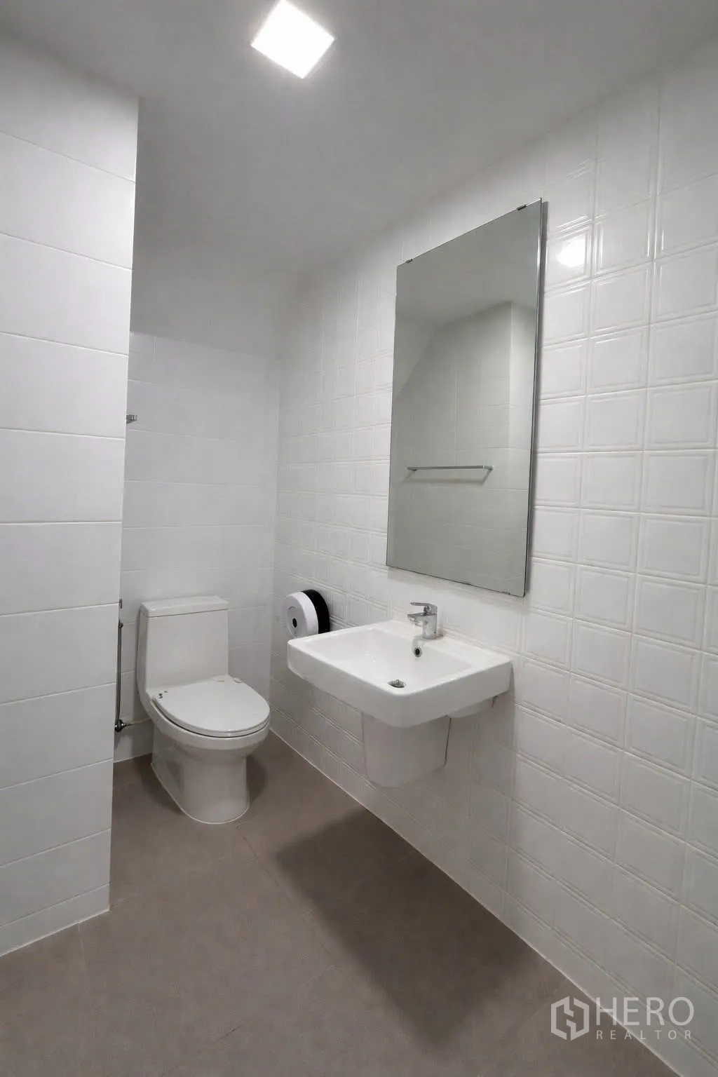 บ้านแฝด for rent in Prawet, Bangkok - ห้องน้ำปูกระเบื้องสีขาวพร้อมโถสุขภัณฑ์ อ่างล้างหน้า และกระจก