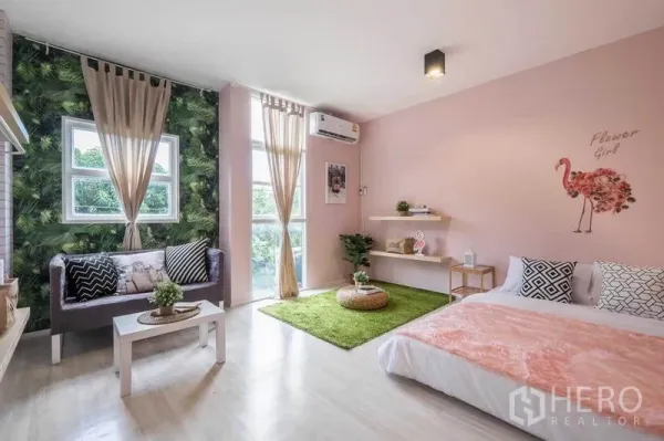 บ้าน ให้เช่าในKhlong Toei, Bangkok - ห้องนอนโทนพาสเทล โปร่งแสงธรรมชาติ มีโซฟามุมเล็กและพรมปูพื้น