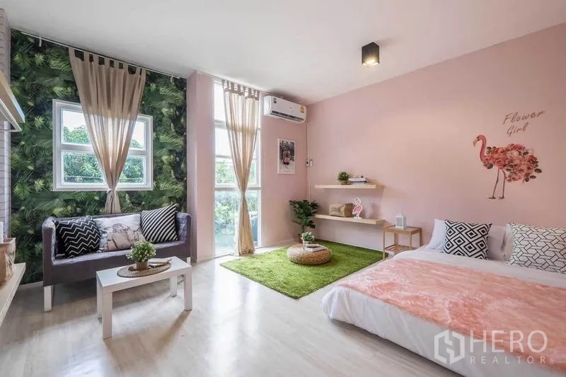 บ้าน ให้เช่าในKhlong Toei, Bangkok - ห้องนอนโทนพาสเทล โปร่งแสงธรรมชาติ มีโซฟามุมเล็กและพรมปูพื้น