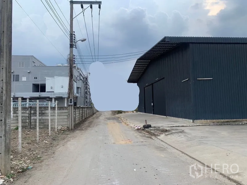 货栈 出租在Khan Na Yao, Bangkok - 仓库旁的小路与电线杆，混凝土出入口便于卡车进出。