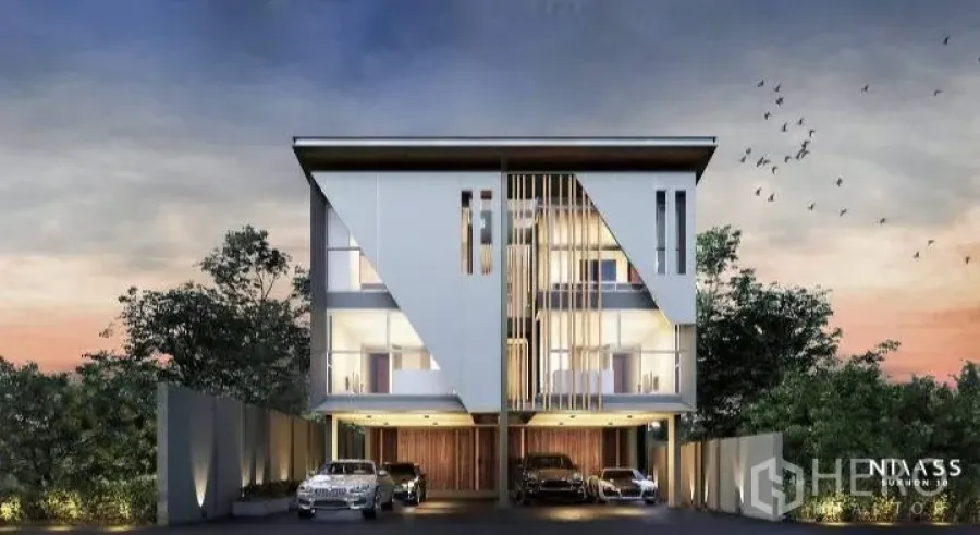 独立式住宅 出售在Lat Phrao, Bangkok - 黄昏时分的现代三层独栋住宅正立面，带有室内车位，位于拉抛区。