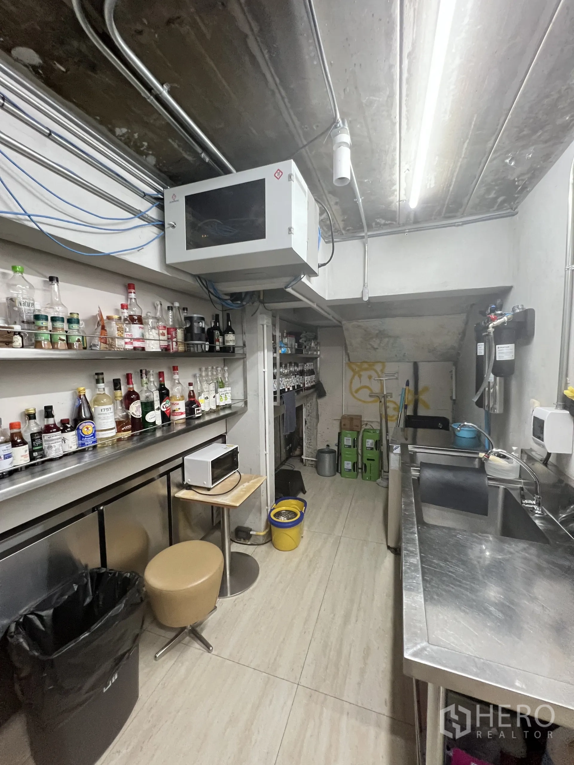 零售空间 出租在Watthana, Bangkok - 后勤准备间，不锈钢水槽、储物架与设备。