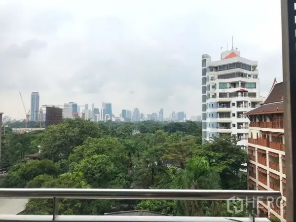 คอนโด ให้เช่าในKhlong Toei, Bangkok - วิวระเบียงเห็นสวนเขียวขจีและเส้นขอบฟ้าเมืองกรุงเทพฯ