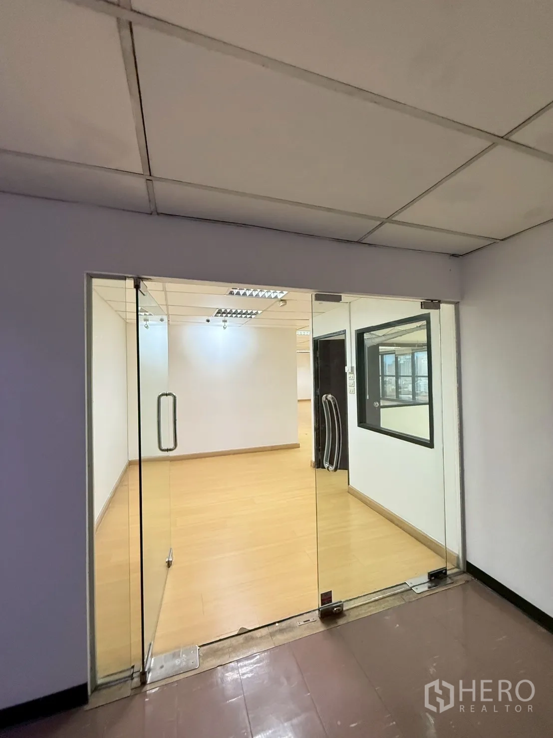 สำนักงาน ให้เช่าในWatthana, Bangkok - ประตูทางเข้าแบบกระจกบานคู่ เปิดสู่สำนักงานพื้นไม้สว่าง