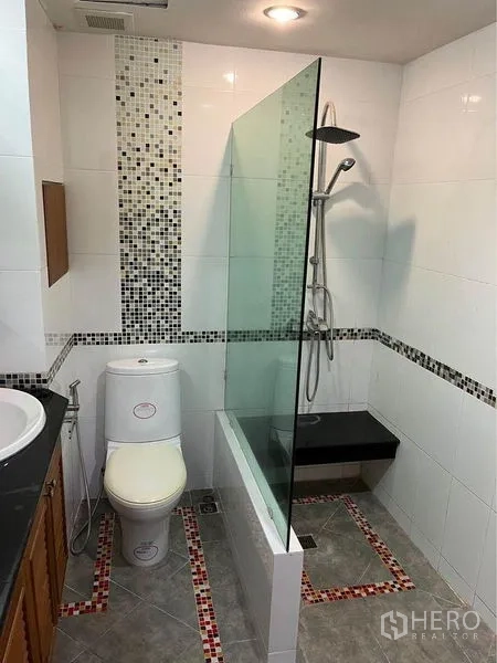 ทาวน์เฮาส์ ขายในPhra Khanong, Bangkok - ห้องน้ำสมัยใหม่ มีฉากกั้นอาบน้ำกระจก โมเสกตกแต่ง อ่างล้างหน้า และโถสุขภัณฑ์