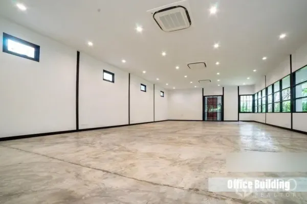 Home Office for rent in Khlong Toei, Bangkok - Large open-plan office hall with LED downlights, ceiling cassette air-conditioning and side windows.