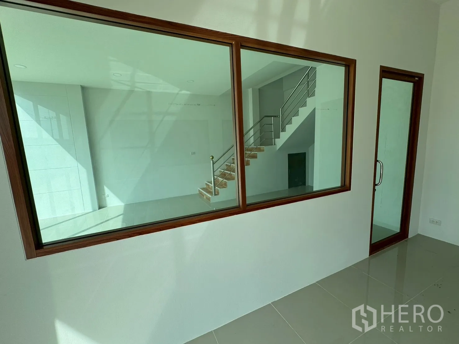 工厂 for sale in Mueang Samut Sakhon, Samut Sakhon - 办公室内设大窗户，可眺望楼梯区域。