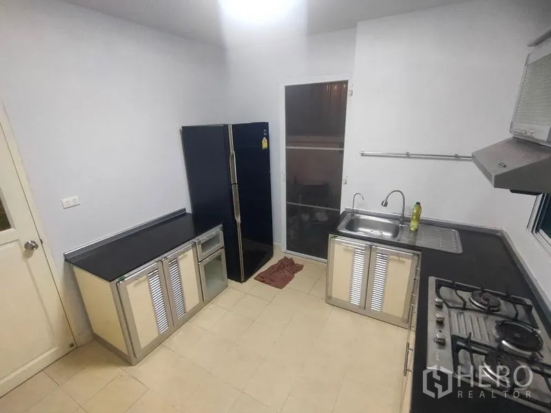 独立式住宅 出租在Prawet, Bangkok - 厨房另一角，水槽、双门冰箱与操作台