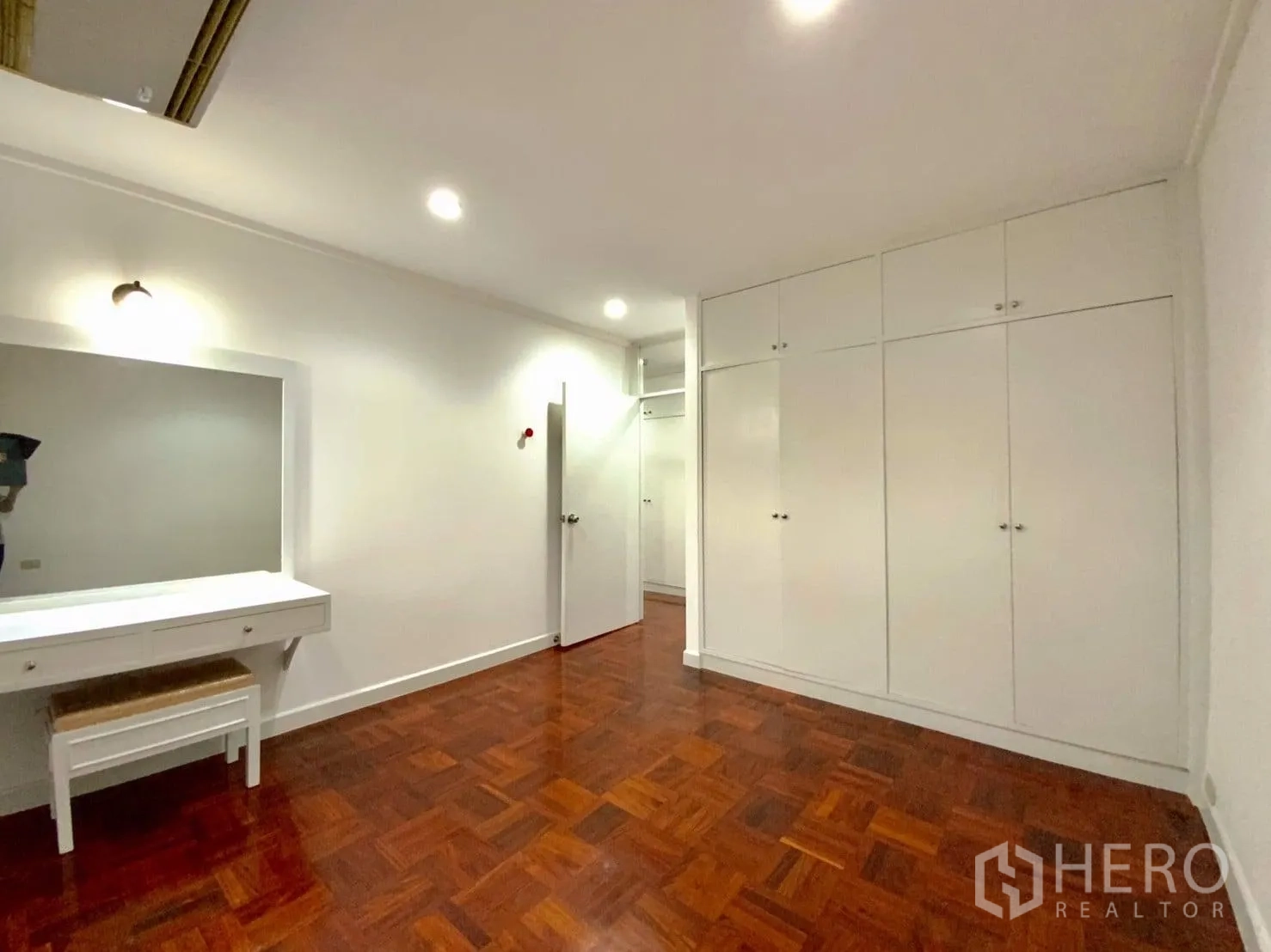 คอนโด ให้เช่าในWatthana, Bangkok - ห้องนอนพร้อมโต๊ะเครื่องแป้ง ตู้เสื้อผ้าบิลต์อิน และพื้นปาร์เกต์เงางาม