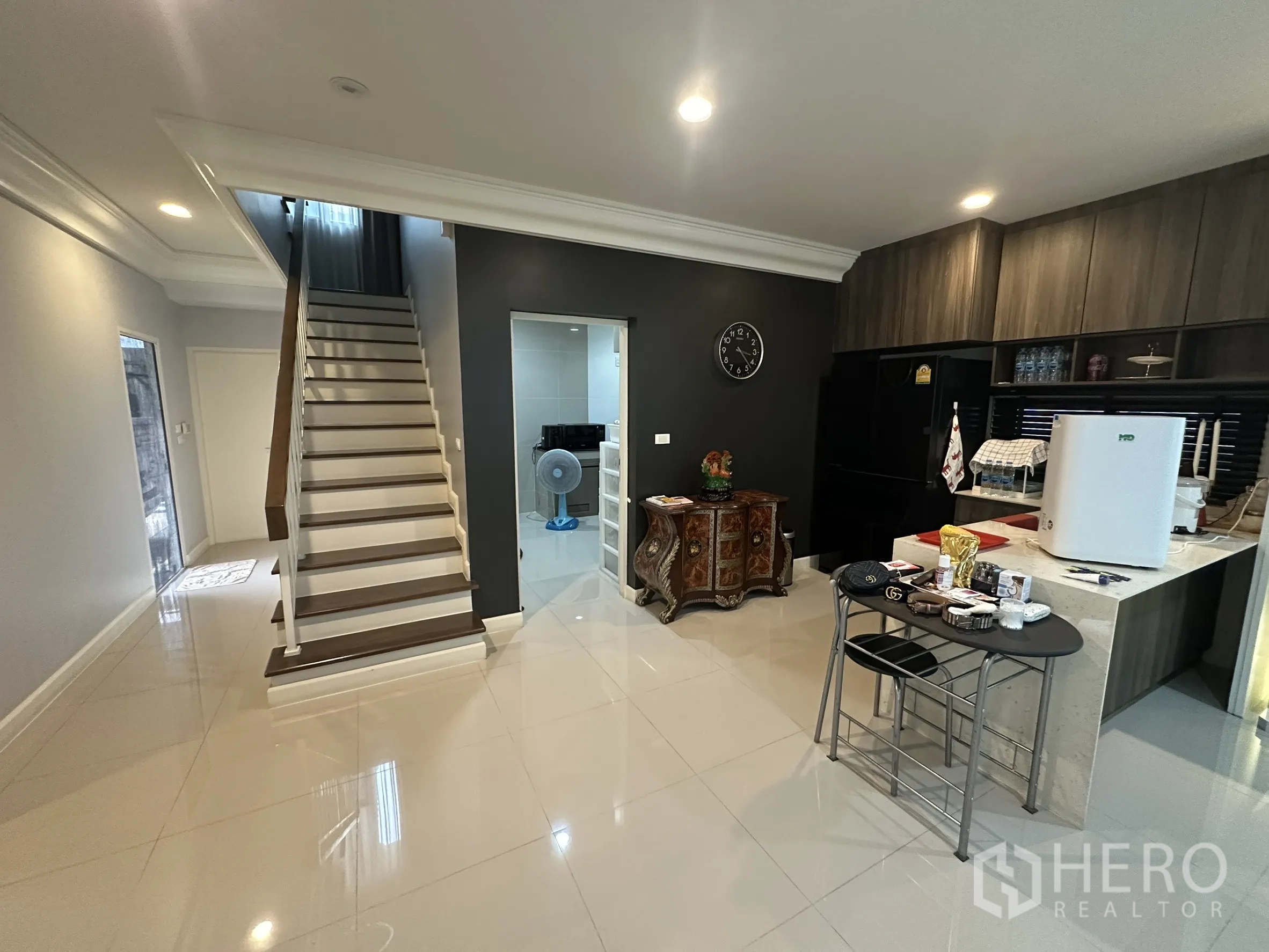 บ้าน ให้เช่าในLam Luk Ka, Pathum Thani - โถงบันไดและแพนทรี่ติดประตูเข้าส่วนครัวไทย