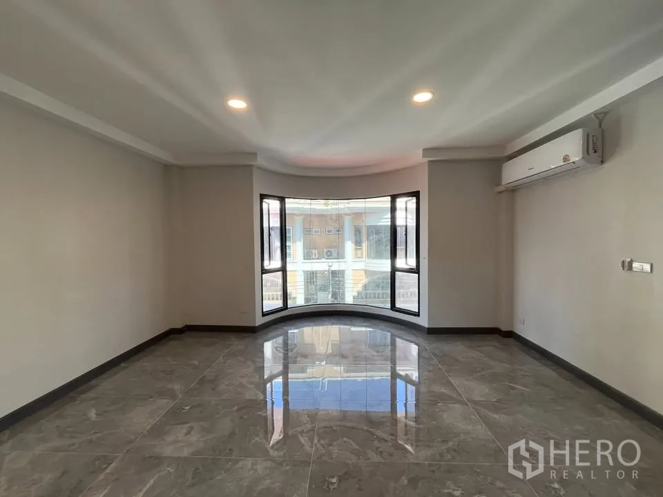 Home Office for rent in Watthana, Bangkok - Large bedroom with a curved bay window, polished floors and air conditioning.