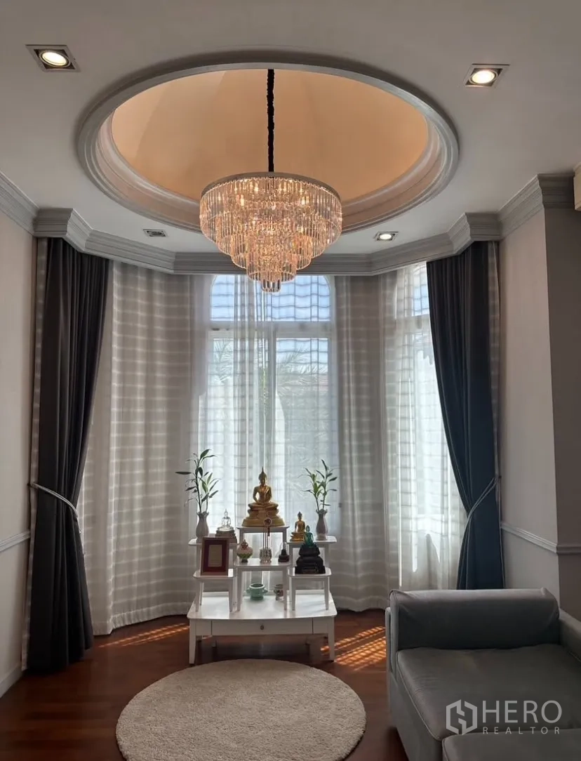 บ้านเดี่ยว for rent or sale in Prawet, Bangkok - ภาพโคลสอัปโคมระย้าเหนือมุมพักผ่อนใกล้หน้าต่างสูงติดผ้าม่าน