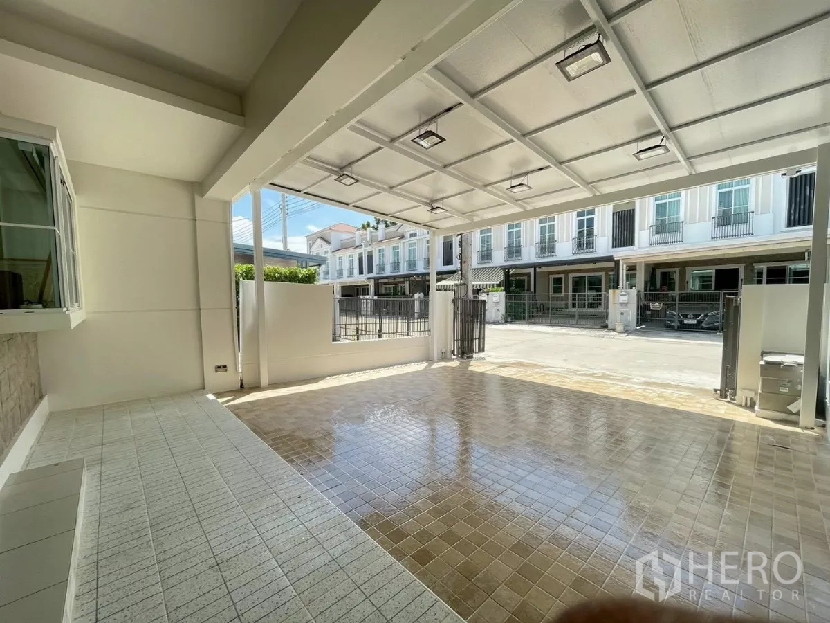 联排别墅 出租在Prawet, Bangkok - 带顶停车区，面向安静的联排街道。