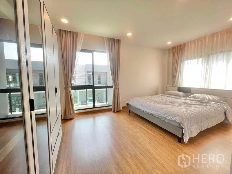 Detached House for rent in Bang Phli, Samut Prakan - Sunlit secondary bedroom with bed, wardrobe and dual-aspect windows.