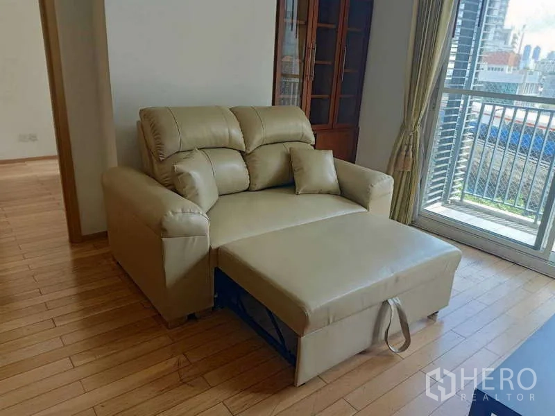 公寓 出租在Khlong Toei, Bangkok - 可折叠沙发床在客厅展开，临近阳台。