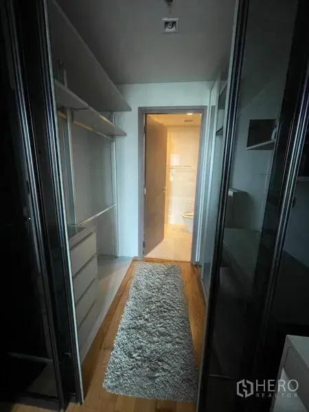 คอนโด ให้เช่าในKhlong Toei, Bangkok - โถงวอล์กอินคลอเซ็ต ตู้เสื้อผ้าบานกระจกและพรมทางเดินเชื่อมสู่ห้องน้ำ