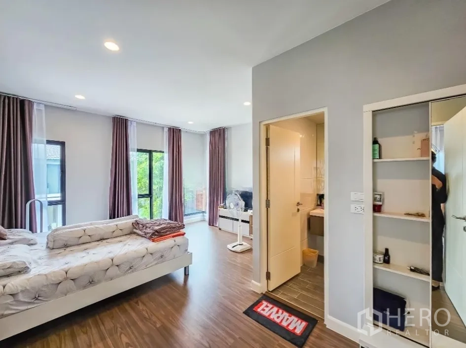 บ้าน ขายในLam Luk Ka, Pathum Thani - ห้องนอนใหญ่ กว้าง มีห้องน้ำในตัว และทางออกสู่ระเบียง