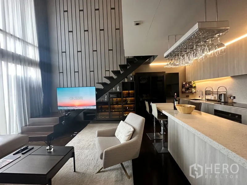 คอนโด ขายในWatthana, Bangkok - โซนนั่งเล่น ทีวี บันไดลอย และตู้ไวน์ ข้างครัวไอส์แลนด์