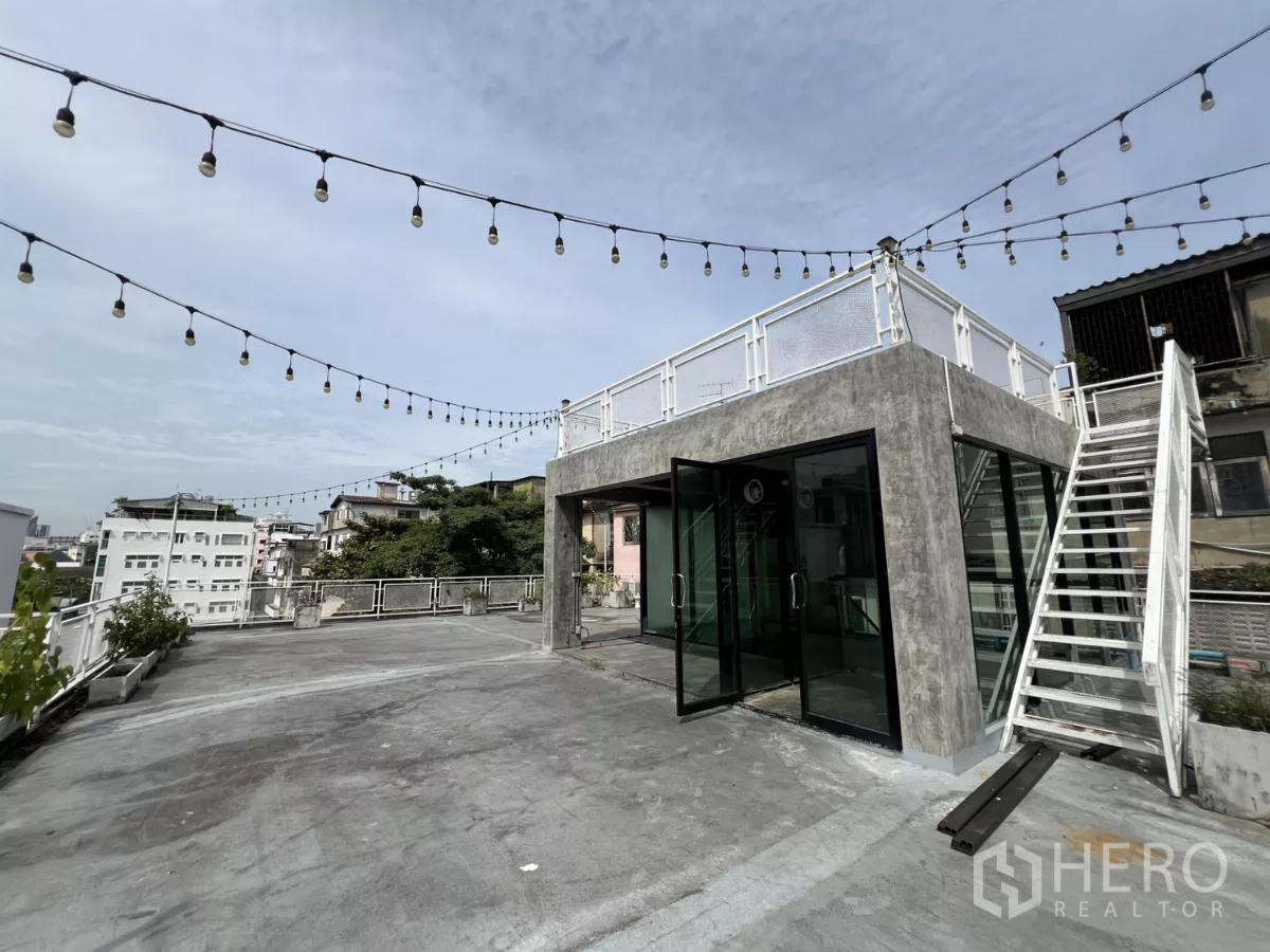 独立商业地产 出租在Din Daeng, Bangkok - 屋顶玻璃亭，外置楼梯通往观景平台与串灯。