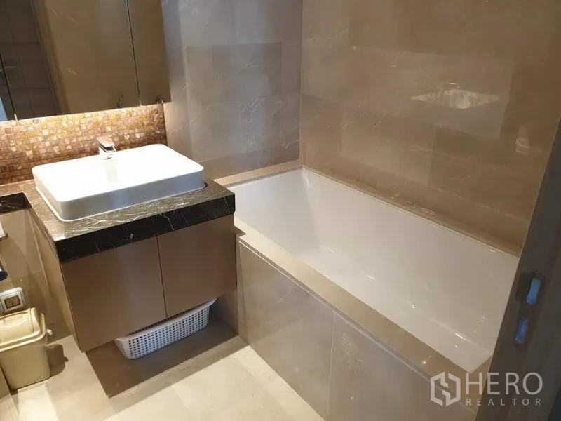 คอนโด ให้เช่าในPathum Wan, Bangkok - ห้องน้ำสไตล์โมเดิร์น มีอ่างอาบน้ำและอ่างล้างหน้าท็อปหินอ่อน แสงไฟอบอุ่น