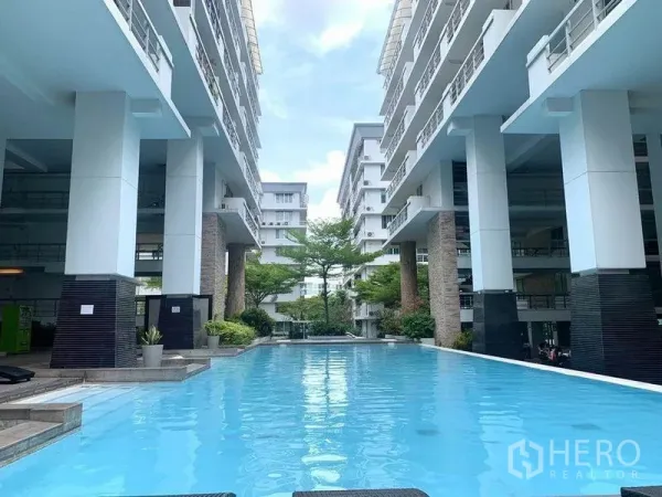 คอนโด ให้เช่าในKhlong Toei, Bangkok - สระว่ายน้ำยาวกลางอาคารคอนโดโลว์ไรส์สมัยใหม่