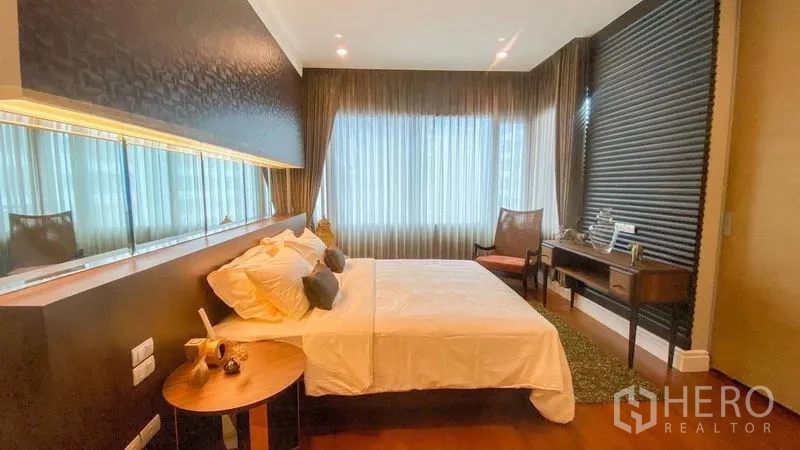 คอนโด ให้เช่าในKhlong Toei, Bangkok - ห้องนอนที่สองมีหน้าต่างบานใหญ่ โต๊ะทำงาน และแสงไฟนุ่มนวล