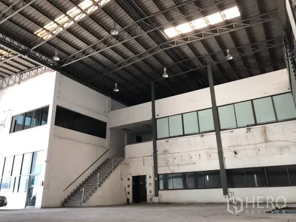 货栈 出租或出售在Bang Kapi, Bangkok - 曼谷邦甲皮高挑仓库内部，钢桁架屋顶带采光窗，设夹层办公区。
