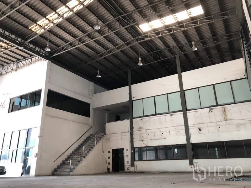 货栈 出租或出售在Bang Kapi, Bangkok - 曼谷邦甲皮高挑仓库内部，钢桁架屋顶带采光窗，设夹层办公区。