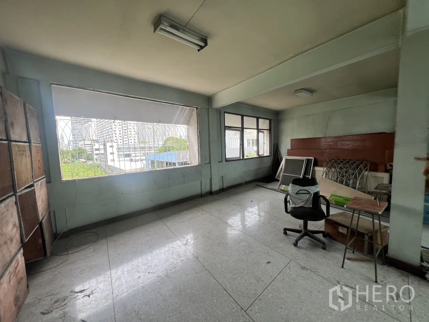 อาคารพาณิชย์ ให้เช่าในWatthana, Bangkok - ห้องชั้นบนช่องเปิดกว้าง มองเห็นวิวเมืองใกล้เคียง