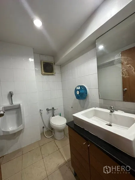 办公空间 出租在Pathum Wan, Bangkok - 办公室卫生间，白色瓷砖墙面，配洗手台、坐便与小便池。