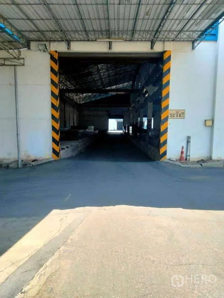 货栈 出租或出售在Ban Phaeo, Samut Sakhon - 带黑黄警示边框的仓库入口与内部通道