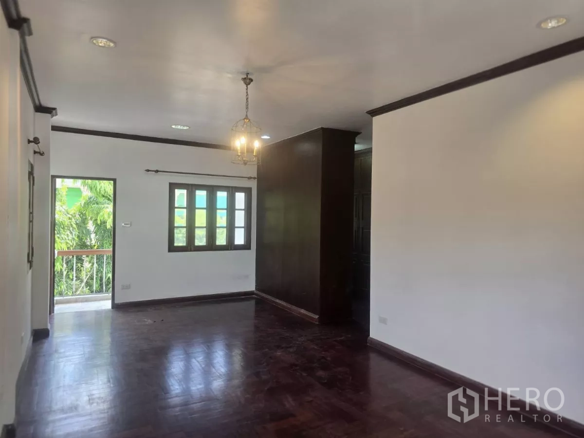 独立式住宅 出租在Phra Khanong, Bangkok - 步入式衣帽间，两侧内置木质衣柜与窗户