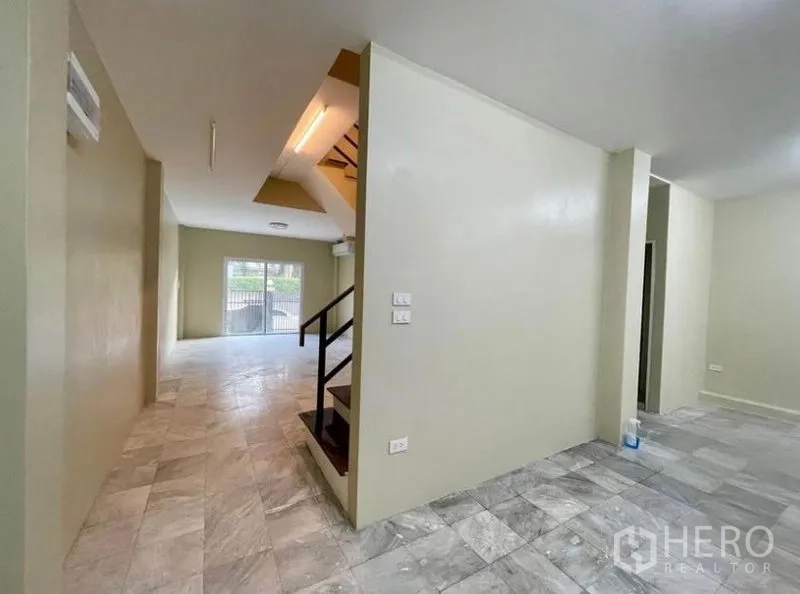 Townhouse for rent - Open-plan ground floor with staircase and sliding doors to the front terrace.