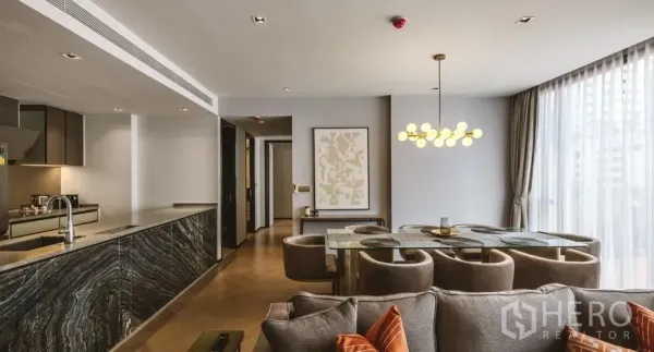 คอนโด ให้เช่าในWatthana, Bangkok - ห้องนอนมาสเตอร์หน้าต่างมุมสองด้าน เดย์เบด และโต๊ะทำงาน